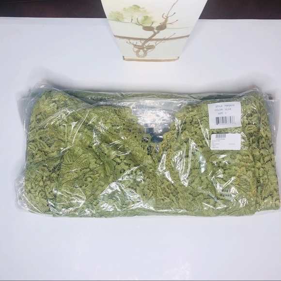 BETSEY JOHNSON Lace V-Neck Bell sleeve Dress. - Picture 4 of 7